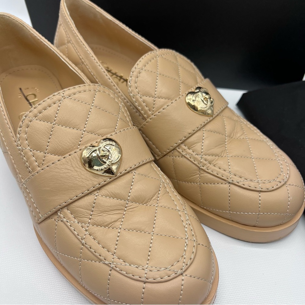 CHANEL
Lambskin Quilted CC Heart - Picture 5 of 8